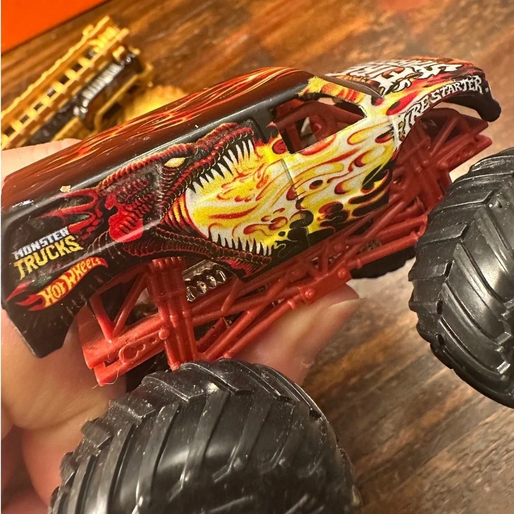 Monster Jam Fire Starter & 5 Alarm Truck Gold Fire Truck 1:64  Hot‎ Wheels Set 2